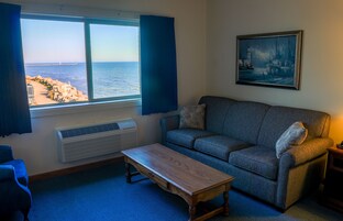 Lakeside Executive One Queen Bed | Living area | 40-inch flat-screen TV with cable channels, TV