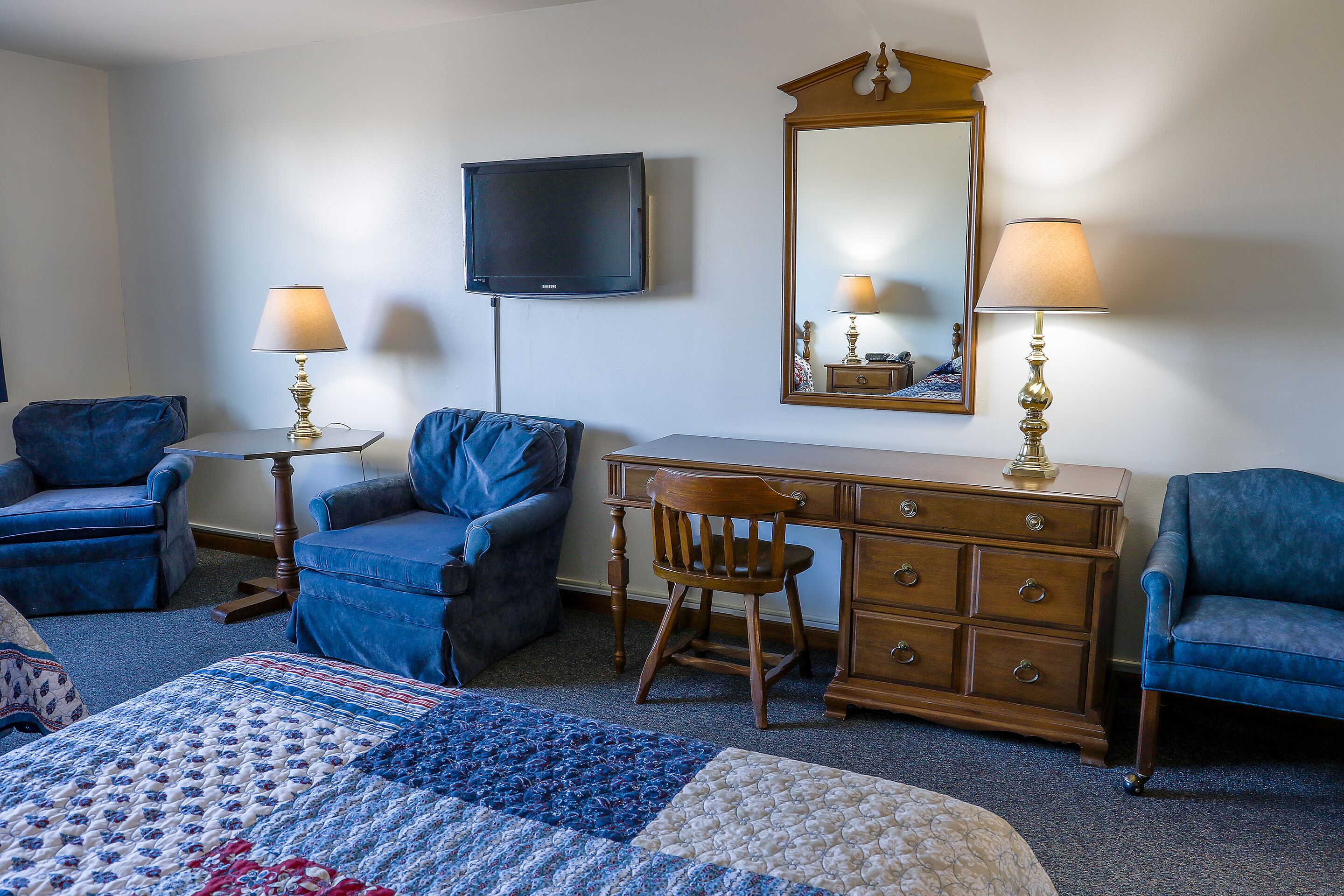 parkside two queen beds | living area | 40-inch flat-screen tv with cable channels, tv