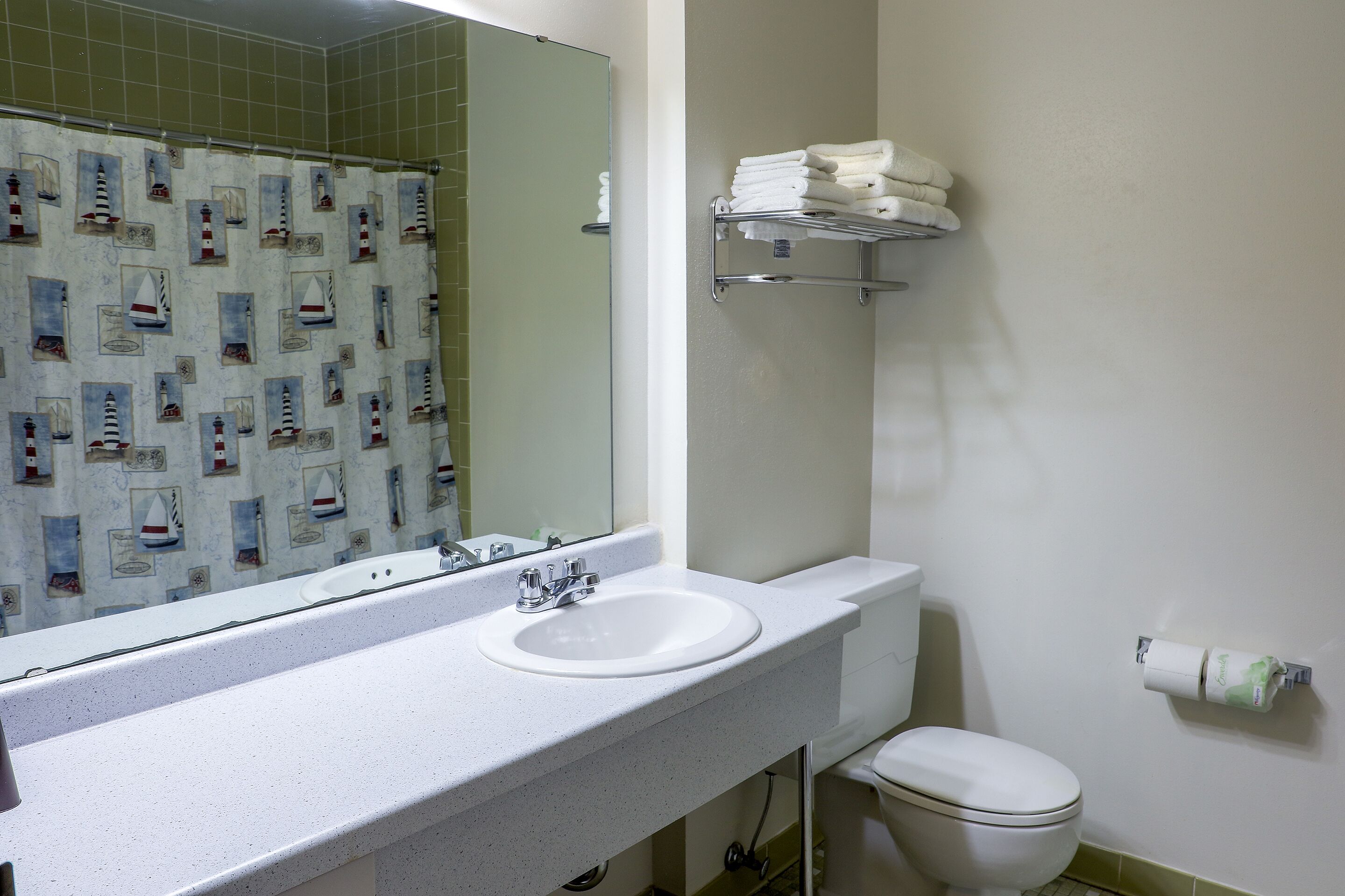 combined shower/bathtub, hair dryer, towels