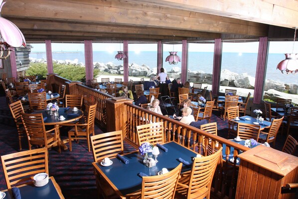Breakfast, lunch, dinner served; American cuisine, beach views 