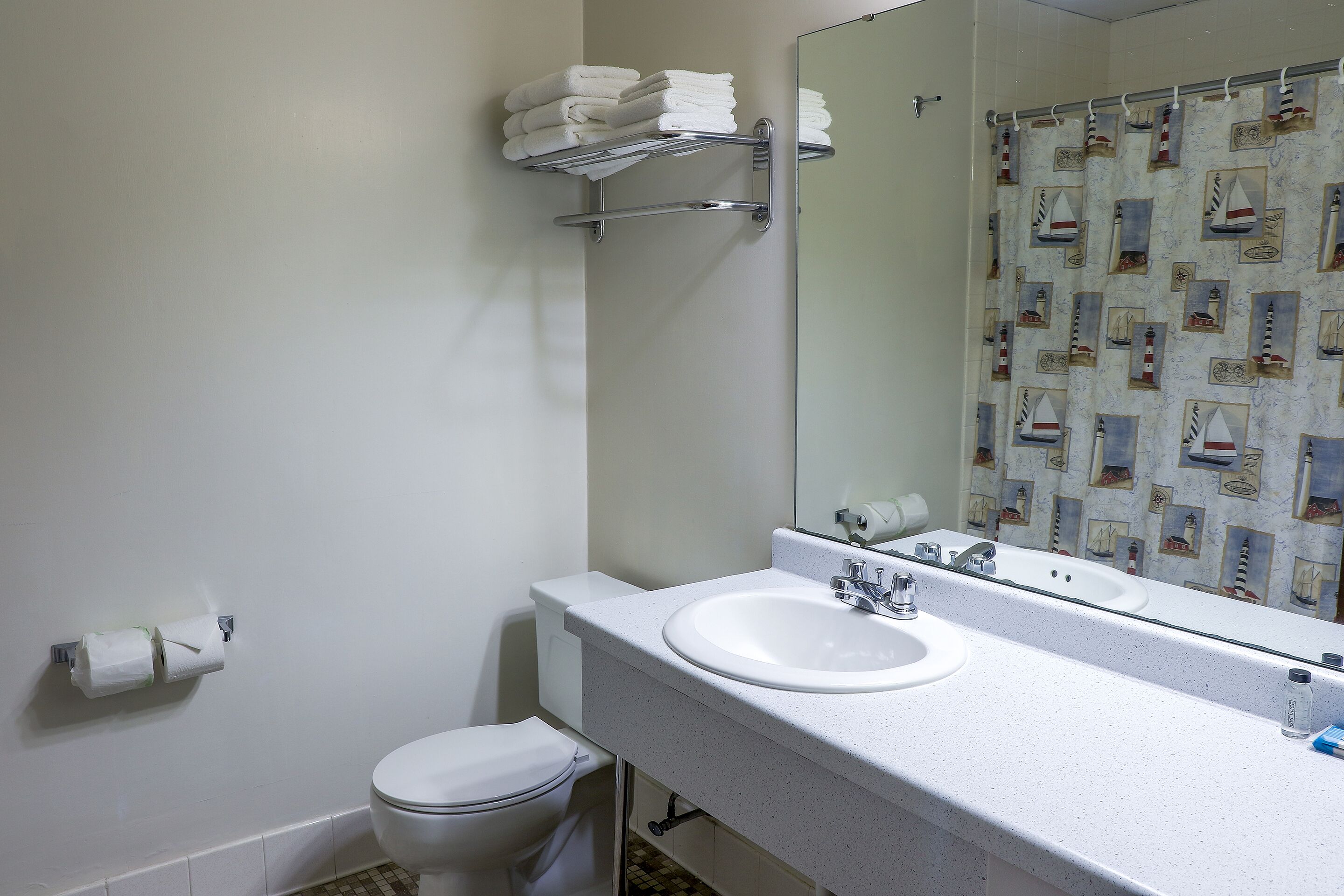 combined shower/bathtub, hair dryer, towels