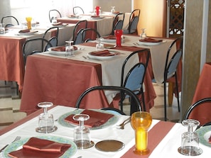 Se sirven cenas y cocina local