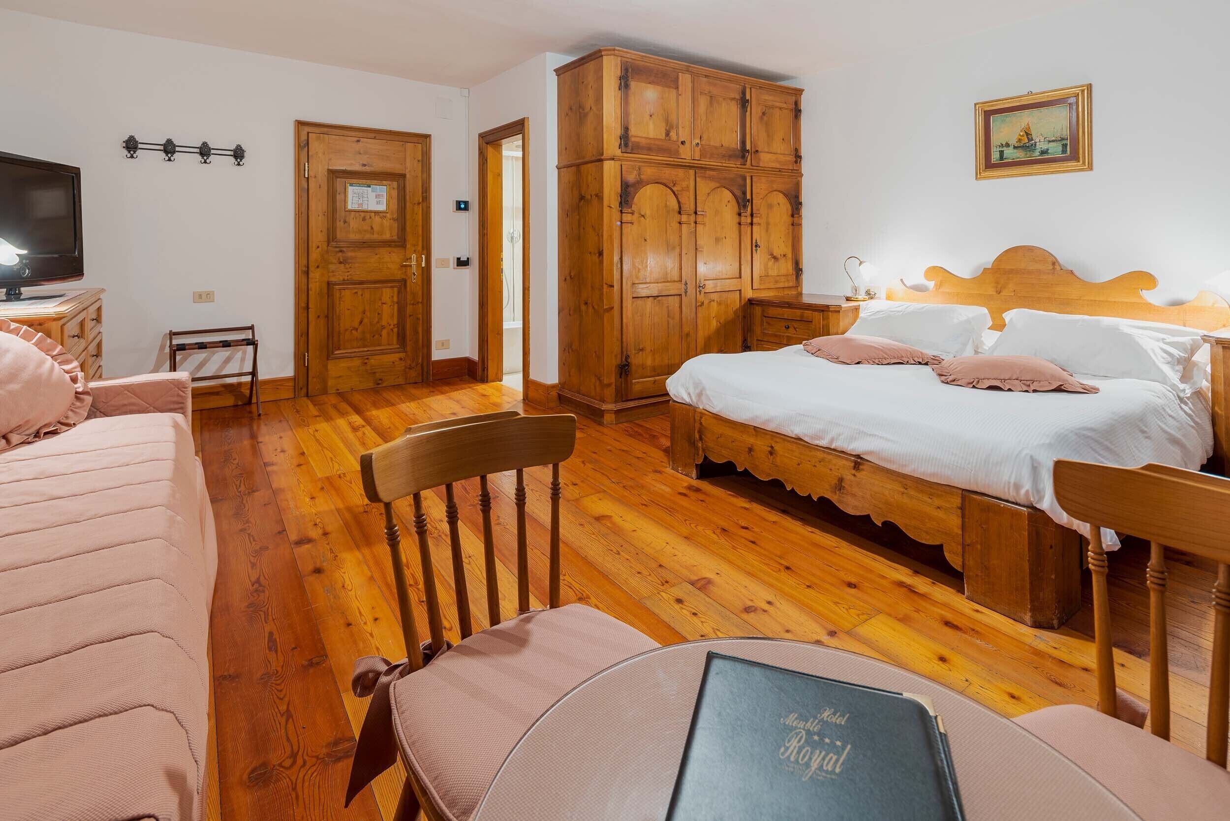 royal suite, 1 bedroom, bathtub, city view | in-room safe, desk, free wifi