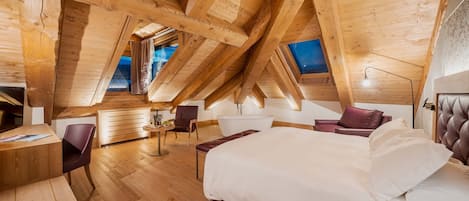 Suite romántica, tina, vista a la montaña | Caja de seguridad en la habitación, escritorio y wifi gratis