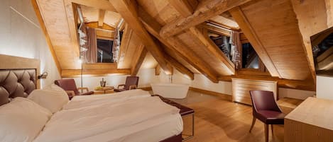 Suite Romantica, vasca da bagno, vista montagna | Una cassaforte in camera, una scrivania, Wi-Fi gratuito