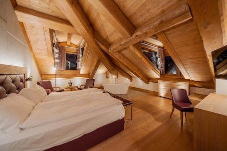 Phòng Suite phong cách lãng mạn, bồn tắm, quang cảnh núi | Két bảo mật tại phòng, bàn, truy cập Internet không dây miễn phí