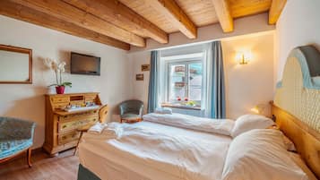 In-room safe, desk, free WiFi