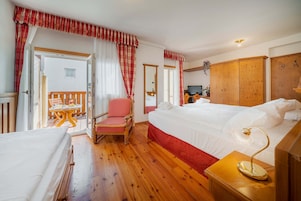 Triple Room | In-room safe, desk, free WiFi