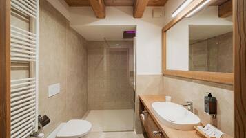 Un baño moderno con ducha, inodoro y tocador.