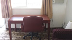 Escritorio, wifi gratis, ropa de cama y despertador