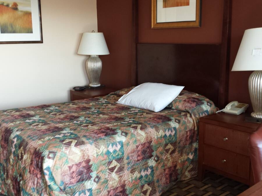 Standard Room, 1 Queen Bed