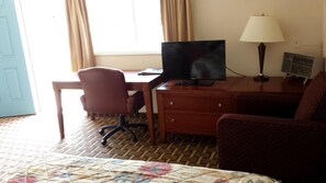 Desk, free WiFi, bed sheets, alarm clocks - Executive Inn & Suites (Lakeview)