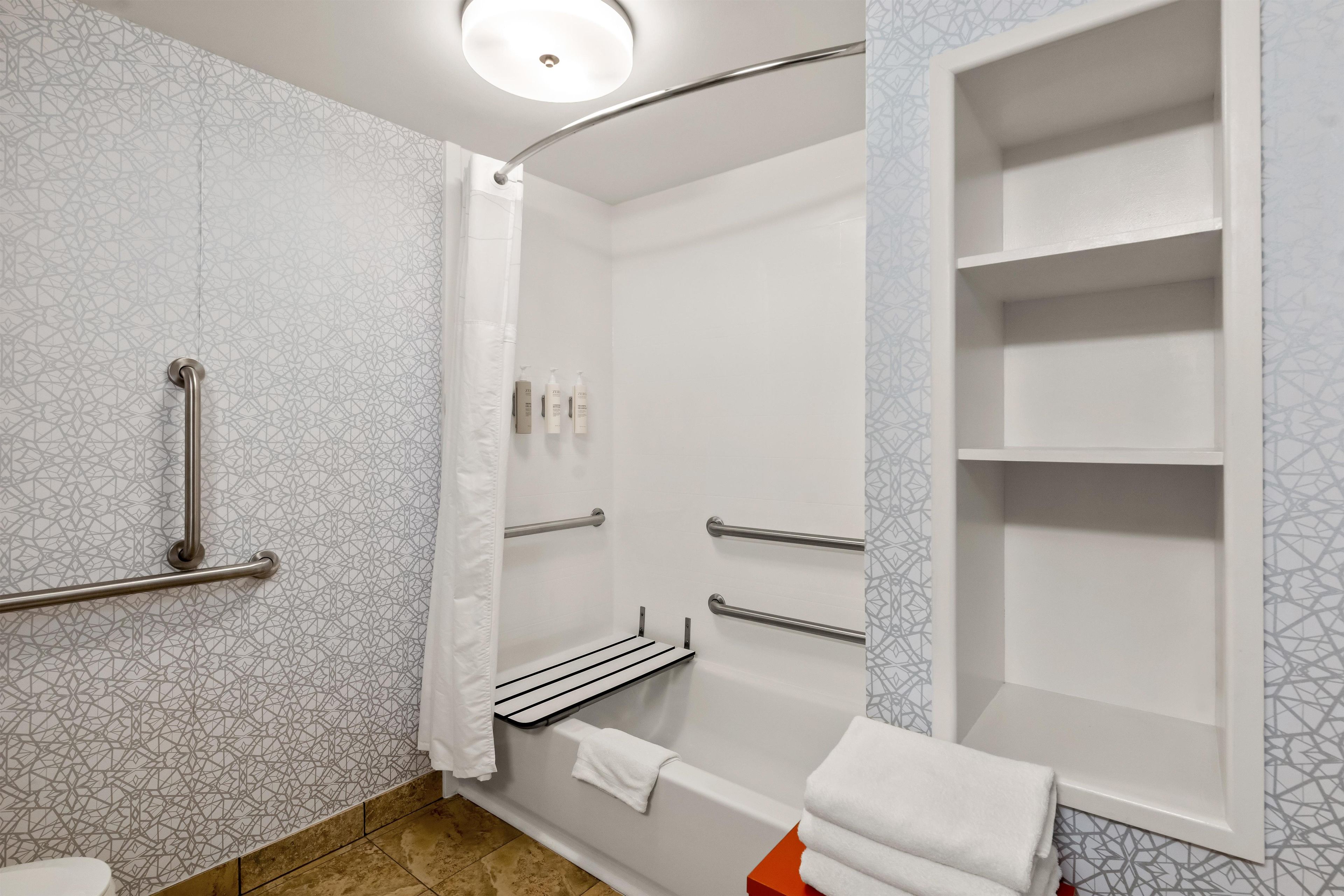 Un baño con ducha, inodoro y lavamanos.