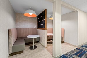 Un interior moderno con un sofá modular, una mesa redonda y paredes con diseño.