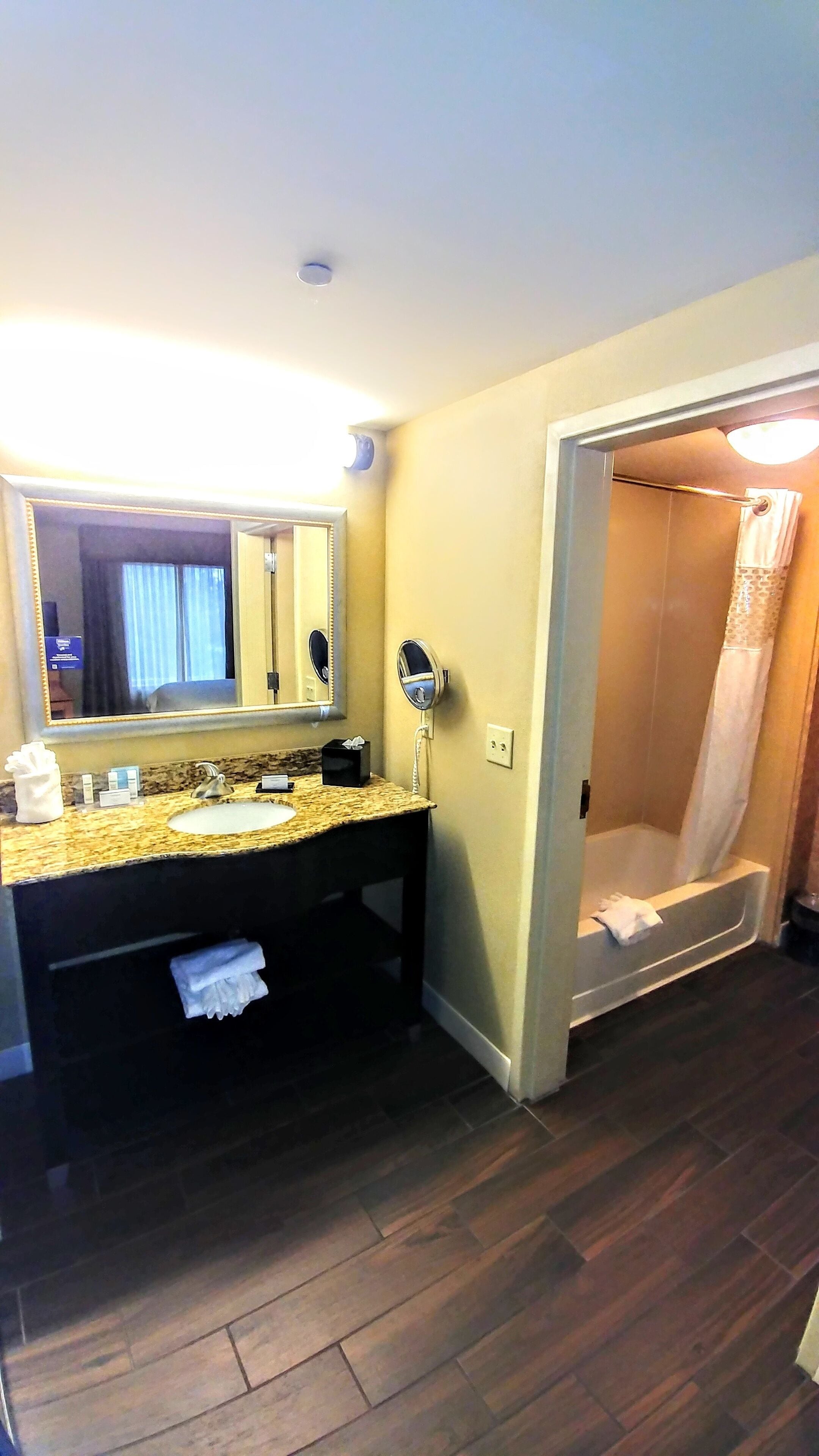 king studio non smoking | bathroom | combined shower/bathtub, free toiletries, hair dryer, towels