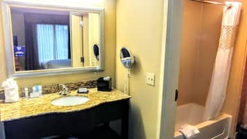 Studio, kingsize-seng, ikkeryger | Badeværelse | Kombination af bruser/badekar, gratis toiletartikler, hårtørrer