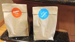 Dos bolsas de papel con etiquetas sobre una encimera de cocina.