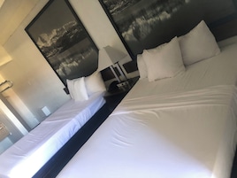 Escritorio, tabla de planchar con plancha, wifi gratis y ropa de cama 