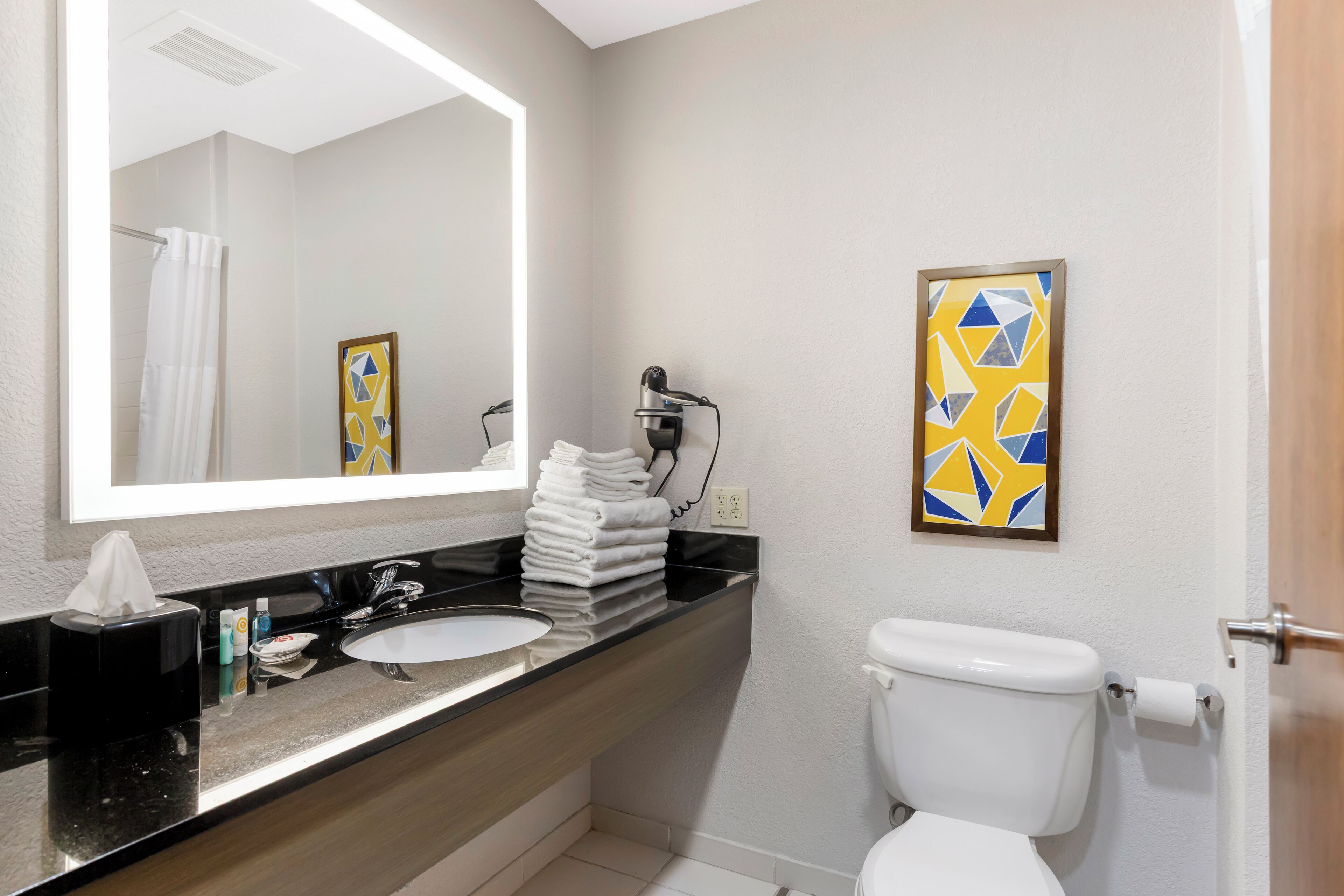 Rideaux occultants, fer et planche à repasser, Wi-Fi gratuit