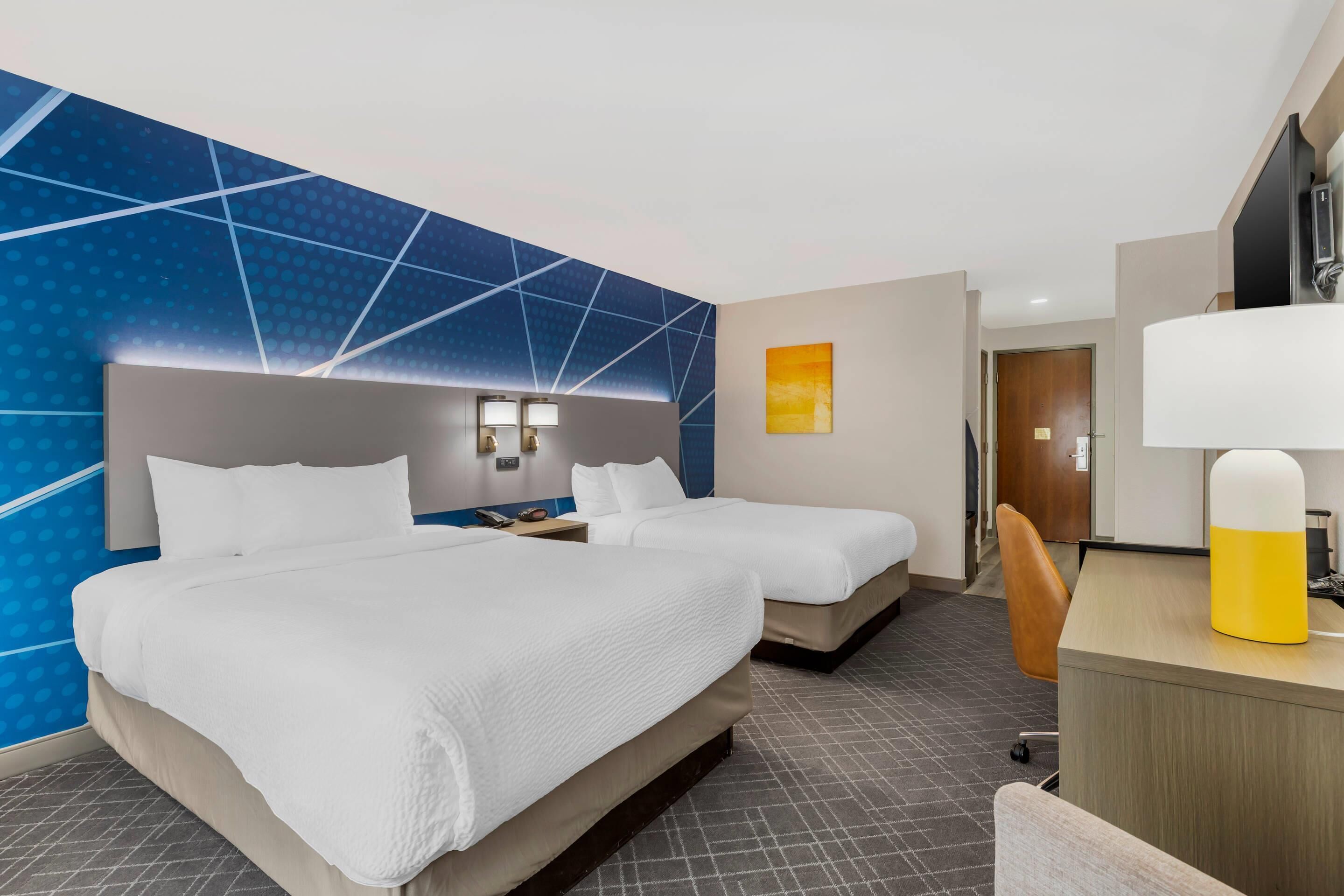 ห้องพัก, เตียงควีนไซส์ 2 เตียง, พร้อมสิ่งอำนวยความสะดวกสำหรับผู้พิการ, ปลอดบุหรี่ | ผ้าม่านกันแสง, เตารีด/โต๊ะรีดผ้า, Wi-Fi ฟรี