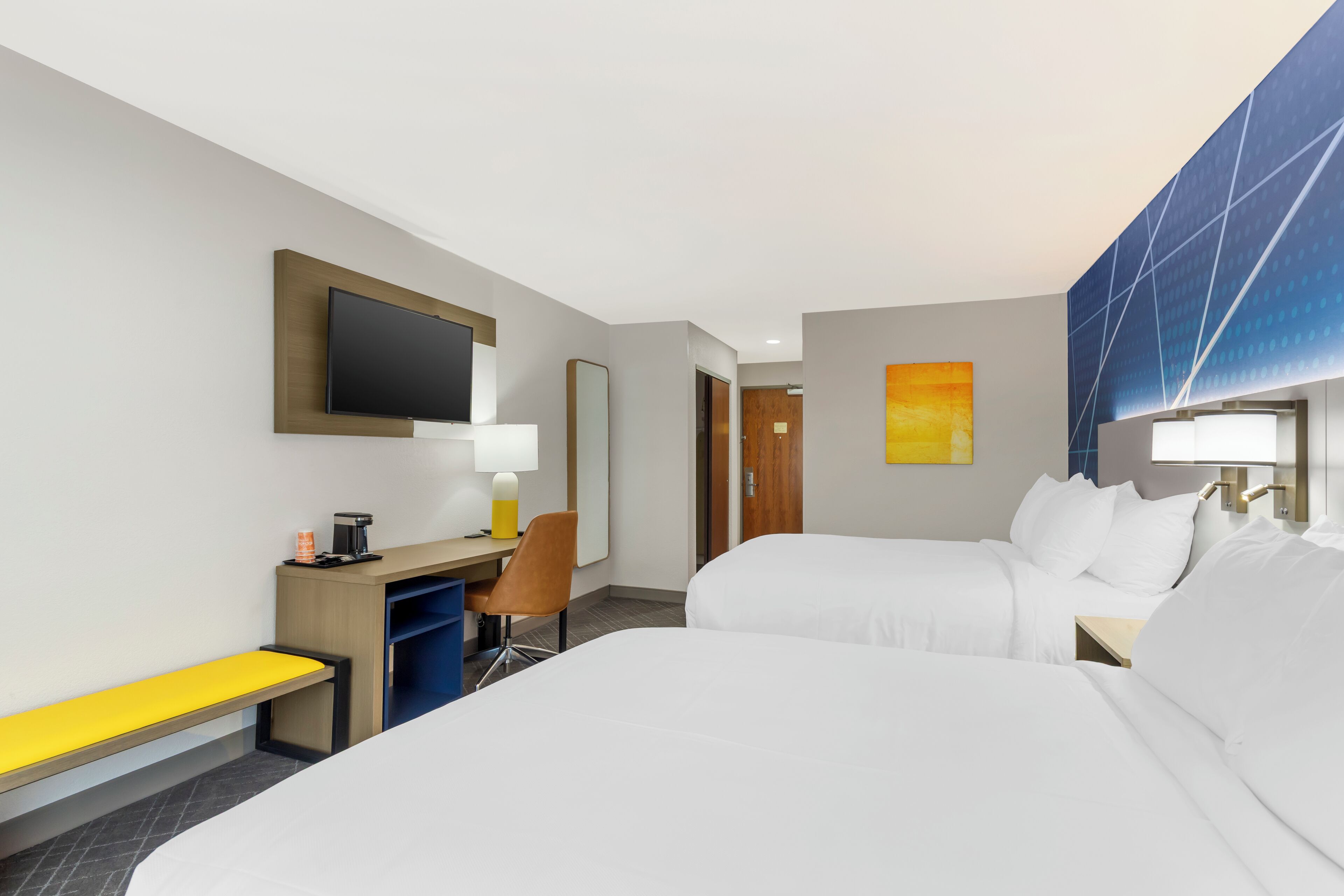 Habitación, 2 camas de matrimonio, accesible para personas con discapacidad, no fumadores | Cortinas opacas, tabla de planchar con plancha, wifi gratis