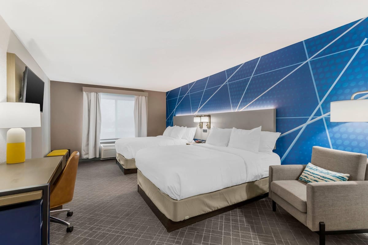 Suite estándar, varias camas, para no fumadores | Cortinas blackout, tabla de planchar con plancha y wifi gratis