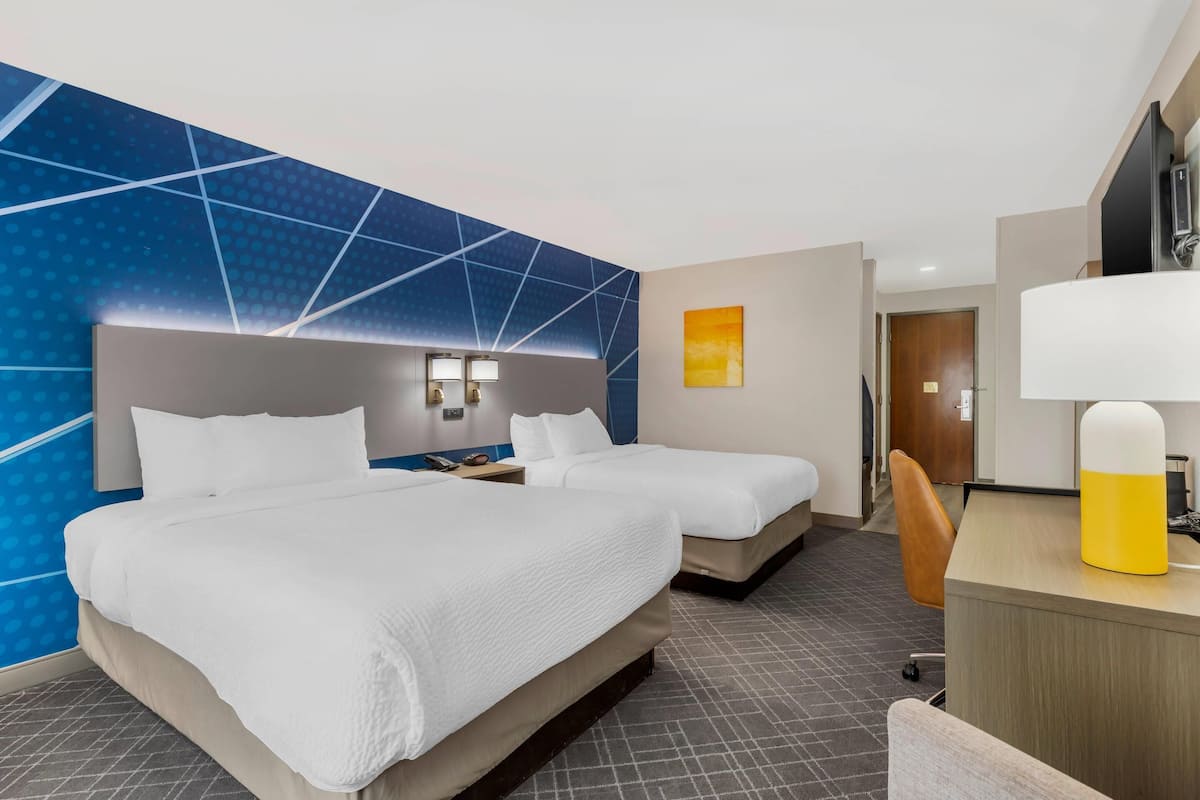 Chambre, 2 grands lits, accessible aux personnes à mobilité réduite, non-fumeurs | Rideaux occultants, fer et planche à repasser, Wi-Fi gratuit