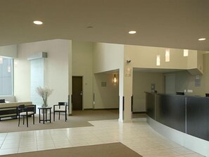 Lobby - Super 8 by Wyndham Downtown Toronto (Toronto)