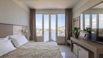 Executive-Dreibettzimmer, Stadtblick | Minibar, Zimmersafe, Schreibtisch, Verdunkelungsvorhänge