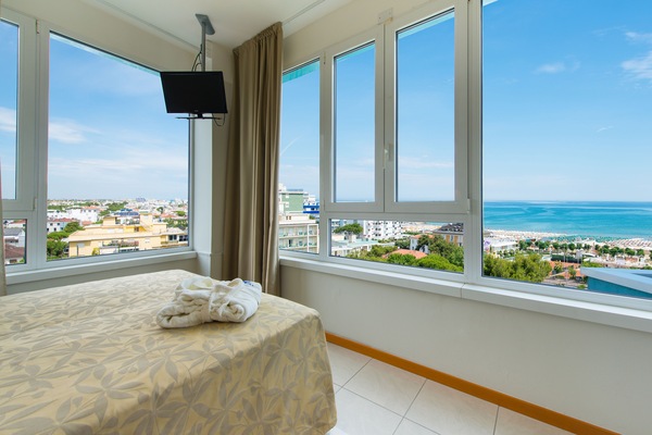 Doppia Comfort, 1 camera da letto | Minibar, una cassaforte in camera, una scrivania, tende oscuranti