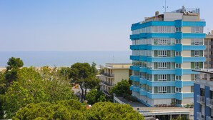 A multi-story building with balconies, located near a body of water. - Hotel Cristallo Riccione (Riccione)