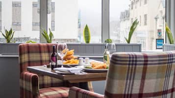 Petit déjeuner, déjeuner et dßner servis sur place
