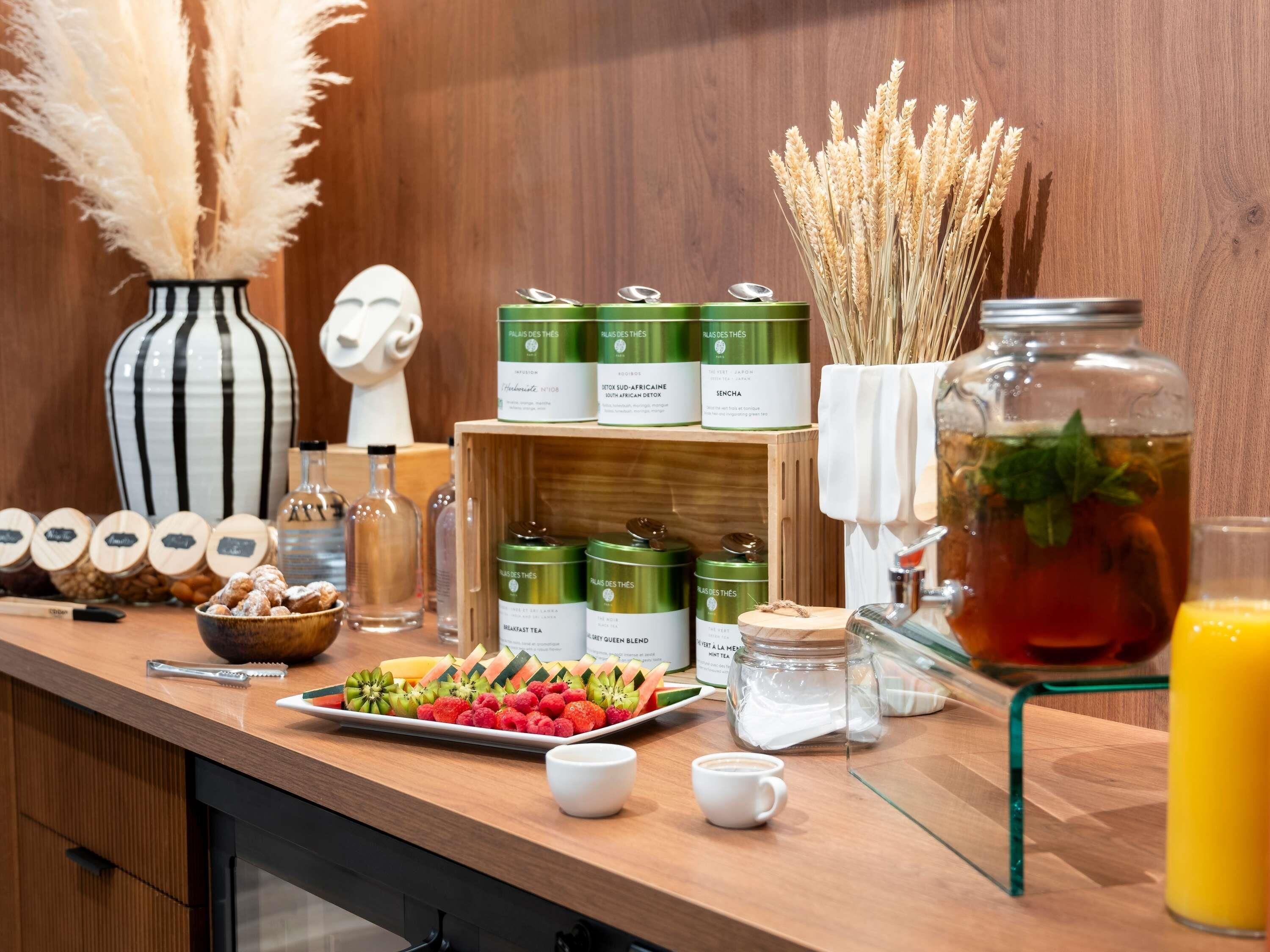 Un bufé de desayuno con diversas opciones de comida, té y café.