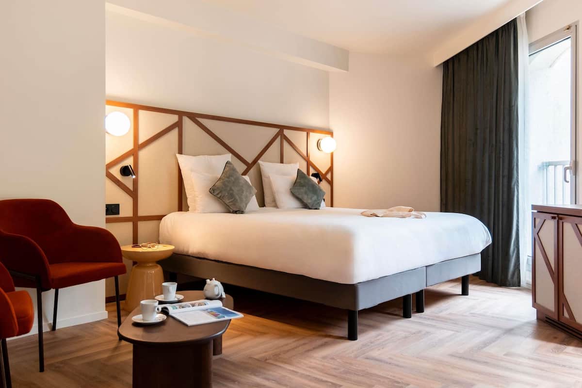 privilege, room, 1 double bed | individually decorated, individually furnished, desk, laptop workspace