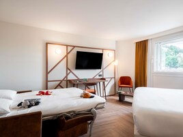 Ropa de cama de alta calidad, colchones con pillow-top y escritorio