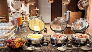 بوفيه فطور يوميًا بتكلفة قدرها (17.90 EUR للشخص)