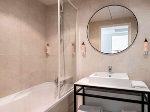 Premium bedding, pillow-top beds, individually decorated - Hôtel Mercure Rouen Centre Champ-de-Mars (Rouen)