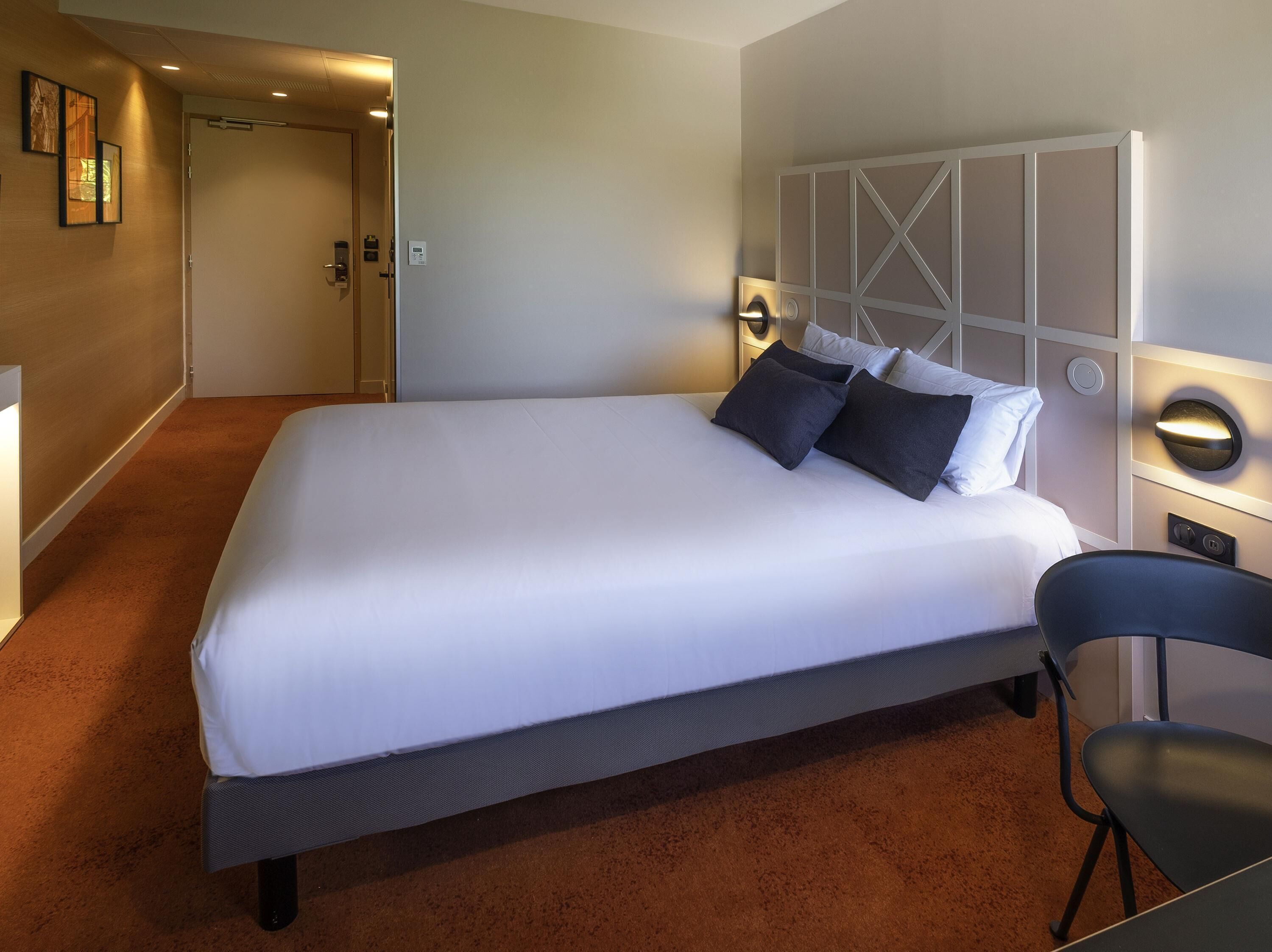 individually decorated, individually furnished, desk, laptop workspace