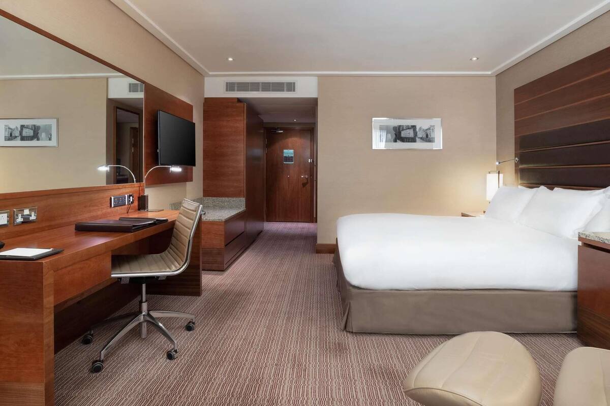 Classic Room, 1 Queen Bed, Accessible | Egyptian cotton sheets, premium bedding, pillowtop beds, in-room safe
