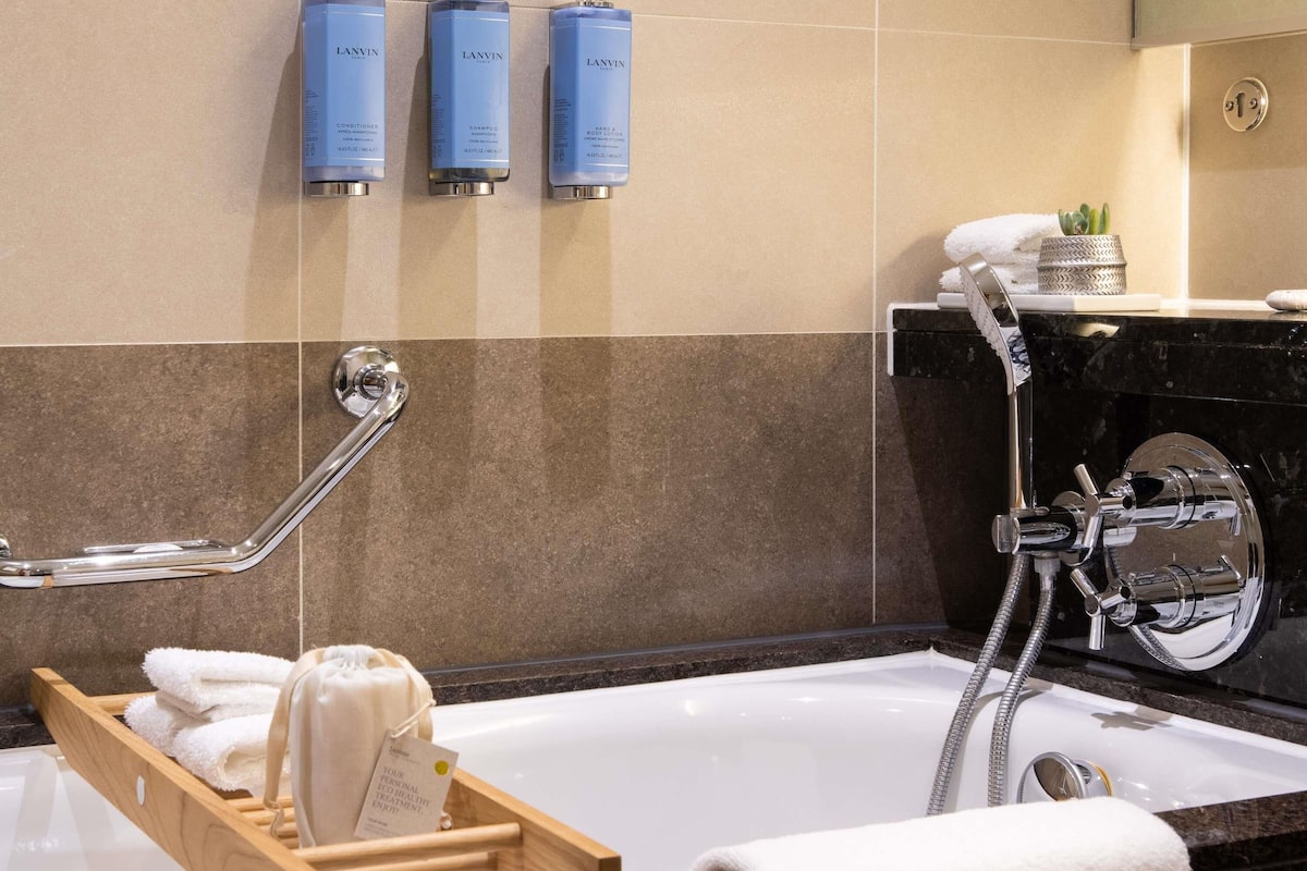 Luxury Room, 1 King Bed, Club lounge access (with lounge access)