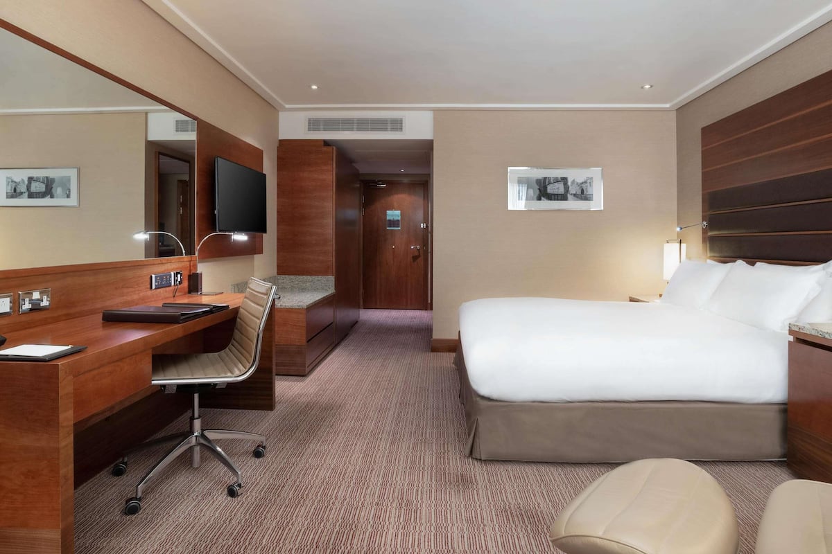 Classic Room, 1 Queen Bed, Accessible | Egyptian cotton sheets, premium bedding, pillowtop beds, in-room safe