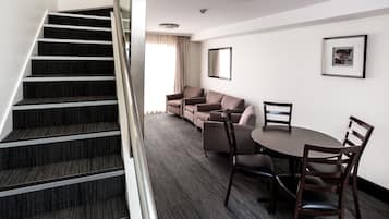 Appartement Deluxe, 2 chambres (Bedrooms on 2nd Floor) | Coin séjour | TV connectée de 80 cm avec chaînes numériques