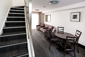 Appartement Deluxe, 2 chambres (Bedrooms on 2nd Floor) | Coin séjour