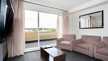 Deluxe-Apartment, 2 Schlafzimmer (Bedrooms on 2nd Floor) | Wohnbereich | 80-cm-Smart-TV mit Digitalempfang