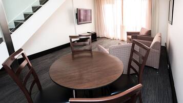 Apartemen Deluks, 2 kamar tidur (Bedrooms on 2nd Floor) | Makan di kamar