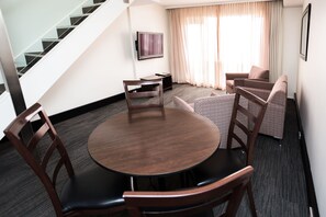 Căn hộ Deluxe, 2 phòng ngủ (Bedrooms on 2nd Floor) | Khu vực ăn uống tại phòng
