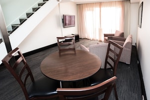 Apartamento Deluxe, 2 habitaciones (Bedrooms on 2nd Floor) | Servicio de comidas en la habitación