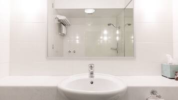 Superior Deluxe King Studio Apartment | Bathroom