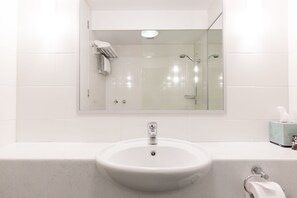 Superior-studiolejlighed - 1 kingsize-seng | Badeværelse | Bruser, gratis toiletartikler, hårtørrer, håndklæder