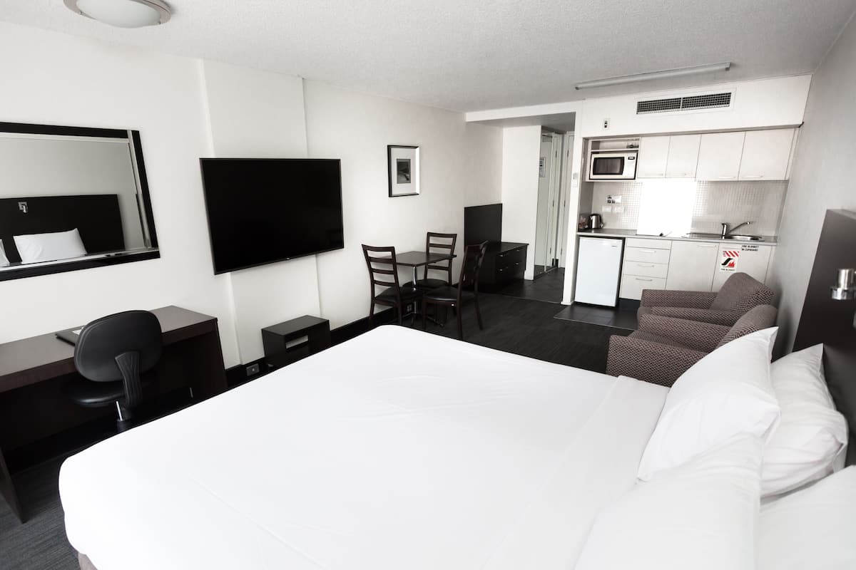 Deluxe-Studio, 1 Queen-Bett | Wohnbereich